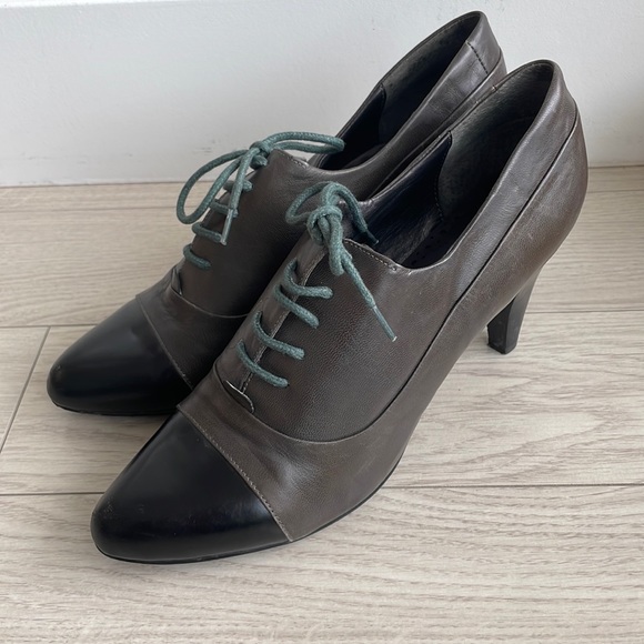 The perfect fall shoe- leather Oxford heels - Picture 2 of 4